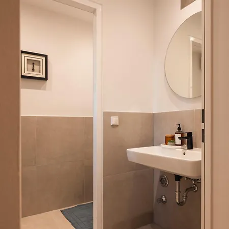 Alexa Chic Design Up To 5 Persons - Paid Parking - Superfast Wifi * ברלין
