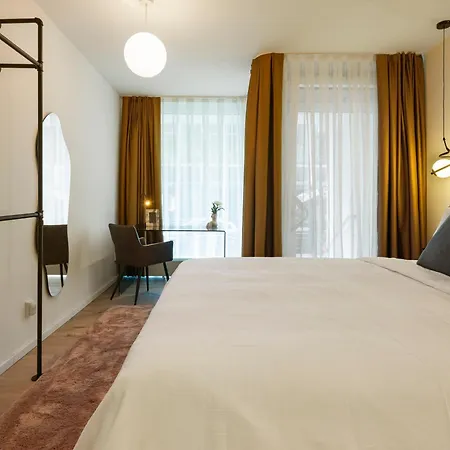 Alexa Chic Design Up To 5 Persons - Paid Parking - Superfast Wifi דירה
