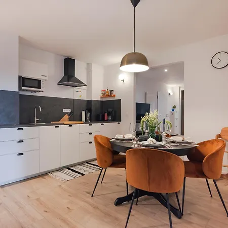 Alexa Chic Design Up To 5 Persons - Parking - Superfast Wifi Apartment