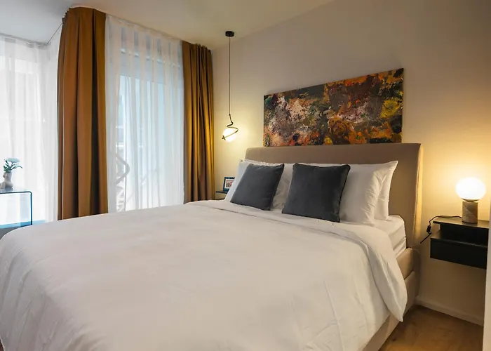 Alexa Chic Design Up To 5 Persons - Paid Parking - Superfast Wifi شقة